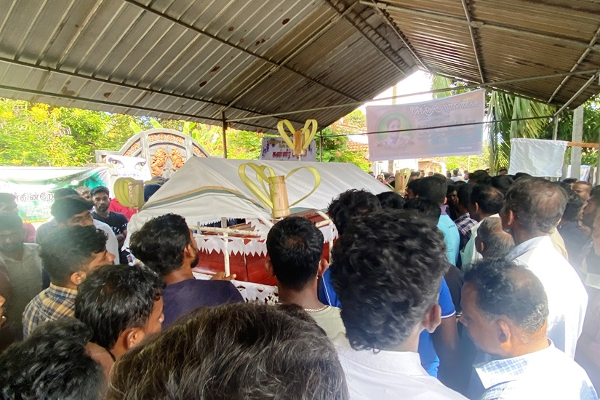 மட்டக்களப்பில் உயிரிழந்த இளம் ஊடகவியலாளரின் உடல் நல்லடக்கம் (Photos) | Death Of A Young Journalist From Batticaloa