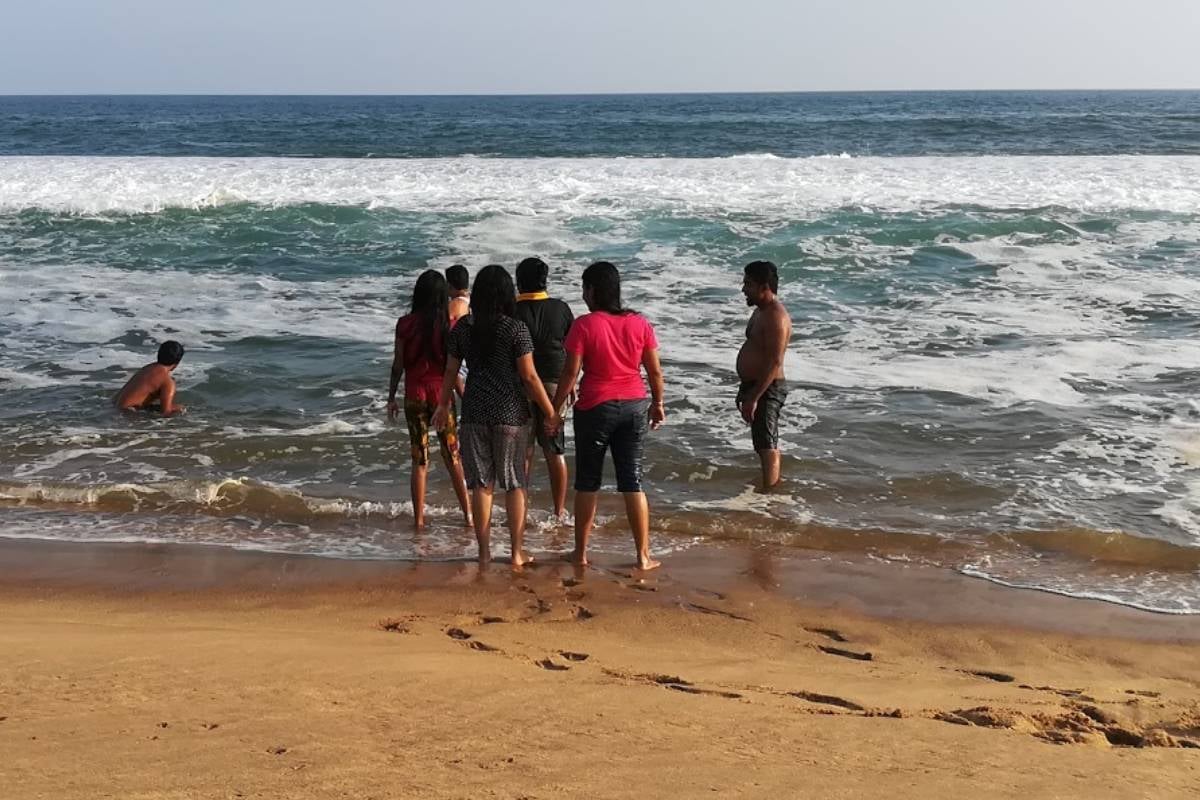 கடலில் மூழ்கிய பெண் உட்பட இரண்டு சிறுமிகளின் சடலங்கள் மீட்பு - சிறுவனை தொடர்ந்து தேடும் பொலிஸார் | 4 Missing In The Sea In Colombo கடலில் மூழ்கிய பெண் உட்பட இரண்டு சிறுமிகளின் சடலங்கள் மீட்பு - சிறுவனை தொடர்ந்து தேடும் பொலிஸார் | 4 Missing In The Sea In Colombo