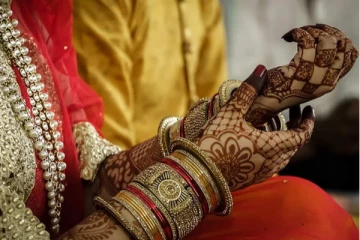 பிரபல பாடகர் ஆசை வார்த்தைகளால் ஏமாற்றினாரா? திருமணப் பெண் செய்த மோசமான காரியம்!