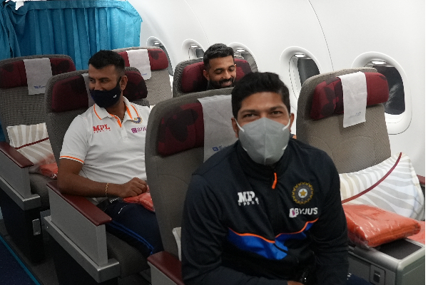 டெஸ்ட் மற்றும் ஒருநாள் கிரிக்கெட் தொடர் - தென்னாப்பிரிக்காவிற்கு பறந்த இந்திய வீரர்கள் - வைராகும் புகைப்படம் - தமிழ்நாடு