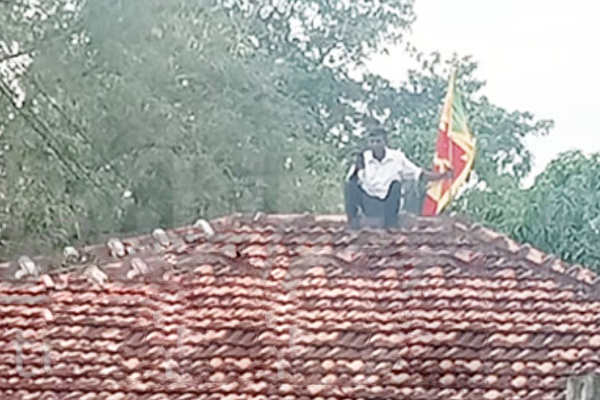 கூரை மீது ஏறிய பிரதேச சபை உறுப்பினரால் பரபரப்பு! | A Member Of The Pradeshiya Sabha Who Climbed