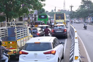 පාසල් වෑන් - ලොරිය අනතුරකින් 120 මාර්ගයේ දැඩි රථවාහන තදබදය