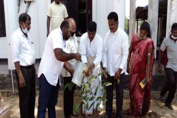 மறைந்த நடிகர் விவேக்கிற்கு அஞ்சலி செலுத்தும் முகமாக காரைதீவில் மர நடுகை