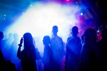 பெரும் அனர்த்ததில் இலங்கை ; கொழும்பில் அமோகமாக போதை விருந்து, பிடிபட்ட இளைஞர், யுவதிகள்