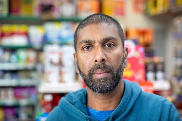 இலங்கையிலிருந்து பிரித்தானியாவுக்கு புலம்பெயர்ந்தவரின் கடையை நொறுக்கிய கூட்டம்: அடுத்து நடந்த ஆச்சரியம்