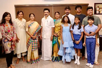 குடும்பத்துடன் கேக் வெட்டி பிறந்தநாளை கொண்டாடிய முதலமைச்சர் ஸ்டாலின் - வைரலாகும் புகைப்படம்