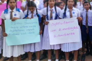 ஆசிரியர் மீது போலி குற்றச்சாட்டு: பாடசாலை சமூகம் போராட்டம்(Photos)