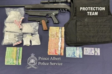 கனேடிய இளம்பெண் வீட்டில் கைப்பற்றப்பட்ட போதைப்பொருட்களும் ஆயுதங்களும்...