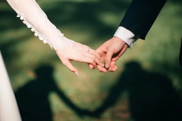 டாஸ் போட்டு காதலனை தேர்வு செய்த காதலிகள்