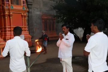 அரசின் கெடுபிடிக்கு மத்தியில்  உயிர்நீத்த உறவுகளுக்காக சுடரேற்றி அஞ்சலி