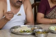 மனைவியின் தலையை வெட்டி மரத்தில் தொங்கவிட்ட கணவர் ; காரணத்தில் காத்திருந்த அதிர்ச்சி