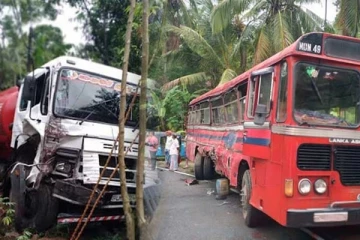 பேருந்தும் பௌசரும் ஒன்றுடன் ஒன்று மோதி விபத்து