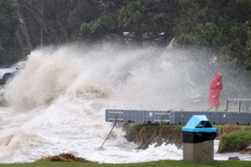 නවසීලන්තයේ අගනුවරට හදිසි තත්ත්වයක් ප්රකාශයට පත් කර කෙරේ. පාසල් සිසුවෙකුත් ගුහාවක සිරවෙයි. (VIDEO)