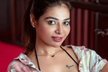 நீலநிற ஆடையில் சிக்ஸ்பேக் லுக்.. நடிகை தர்ஷா குப்தா வெளியிட்ட கிளாமர் புகைப்படம்..