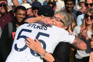 வெற்றி வாகை சூடிய இங்கிலாந்து கேப்டன்.. கட்டி தழுவி மகிழ்ந்த தாய்! நெகிழ்ச்சி புகைப்படம்