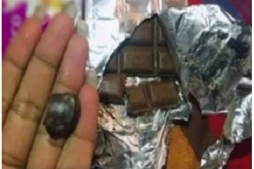 சாக்லேட்டுக்குள் கிடந்த மனித விரல் - ஷாக்கான ஊழியர்!