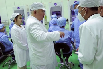 மகளுடன் இராணுவ செயற்கைக்கோள் நிலையத்தில் ஆய்வு மேற்கொண்ட அதிபர் கிம்!