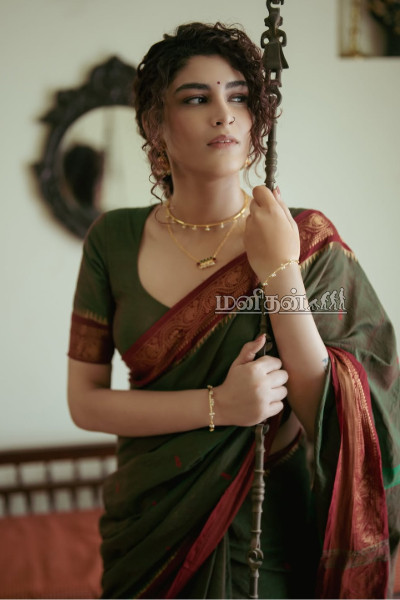 சேலையில் இறங்கிய குஷ்பூ மகள்