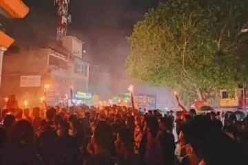 நள்ளிரவில் தீப்பந்தங்களுடன் வீதியில் இறங்கிய மக்கள் (video)