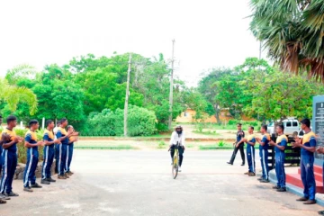 பிரான்சில் இருந்து யாழ்ப்பாணம் வரை ; இராணுவத்தினரால் கௌரவிக்கப்பட்ட யாழ் இளைஞன்