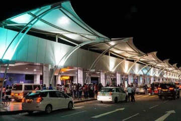 விமான நிலையத்தில் அதிகாரிகளுக்கு அதிர்ச்சிகொடுத்த வெளிநாட்டு பிரஜை!