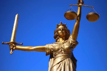 வளர்ப்பு மகளிடம் அத்துமீறியதாக குற்றம் சாட்டப்பட்ட நபரை விடுவித்த நீதிமன்றம்