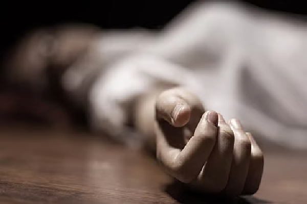 கொழும்பில் அழகுகலை பயின்று வந்த கிளிநொச்சி மாணவியின் விபரீத முடிவு | Kilinochchi Student Hangs To Death In Hostel