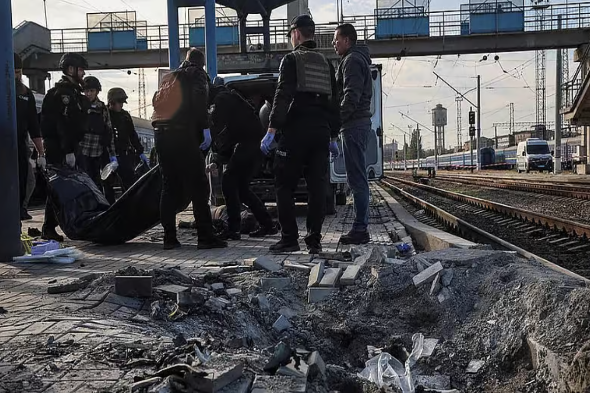 உக்ரைன் ரயில் நிலையத்தின் மீது ரஷ்யா தாக்குதல்; 14 பேர் பலி | Russian Strike On Ukraine Train Station Kills 14 உக்ரைன் ரயில் நிலையத்தின் மீது ரஷ்யா தாக்குதல்; 14 பேர் பலி | Russian Strike On Ukraine Train Station Kills 14