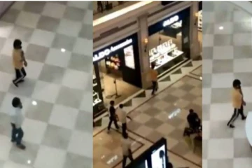 ஷாப்பிங் மாலில் பாதுகாப்பின்றி தனியாக நடந்து செல்லும் நடிகர் விஜய்! வைரலாகும் வீடியோ