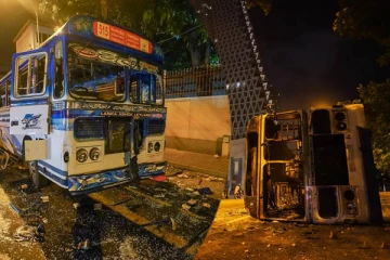 நாட்டை தீக்கிரையாக்கிய மகிந்தவின் விசுவாசிகள் - நேற்றை வன்முறை சம்பவம் குறித்து ஒரு பார்வை (Photos)