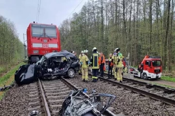 ஜேர்மனியில் கார் மீது ரயில் மோதி விபத்து: 24 வயது இளம்பெண் உள்பட 3 பேர் பலி