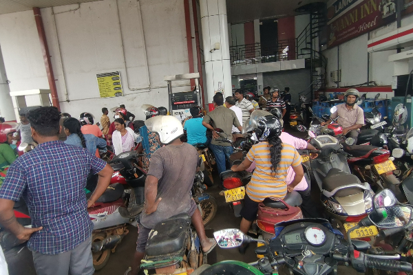 எரிபொருளுக்காக வீதிக்கிறங்கி போராடும் மக்கள் (Photos) | People Fighting On The Streets For Fuel