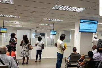 நாட்டைவிட்டு வெளியேற வரிசையில் நிற்கும் இளைஞர், யுவதிகள்