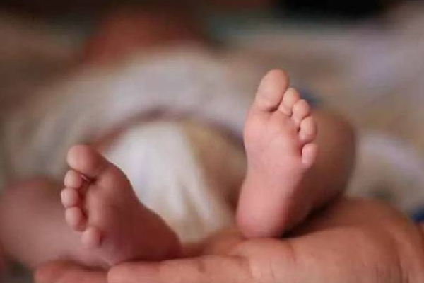 பச்சிளம் குழந்தை கண்மூடித்தனமாக அடித்து காணொளி எடுத்த கொடூர தந்தை! | Father In China Assaulting His Infant Son Video