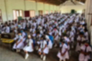 දේශපාලනඥයින්ට පාසල්වල උත්සවයකට සහභාගී වෙන්න පුළුවන් - හැබැයි මේ කොන්දේසි උඩ කියන හරිනි