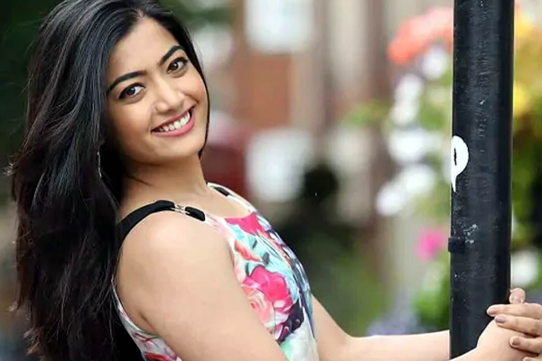 நடிகை ராஷ்மிகாவை சந்திக்க 900 கி.மீ பயணித்த ரசிகர்! | Rashmikamandanna Fan