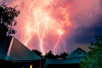 மின்னல் தாக்கி தீப்பிடித்து எரிந்த வீடு