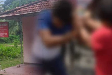 මිරිස් කුඩු ප්‍රහාරයක් කා, කොල්ලකරු සමග සටන් කර මුදල් පසුම්බිය රැකගත් කාන්තාව..