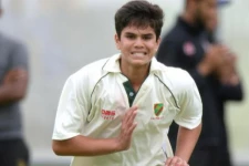 சச்சின் மகனின் பந்துவீச்சை பொளந்து கட்டிய மும்பை இந்தியன்ஸ் அணியின் வீரர் யார் தெரியுமா?