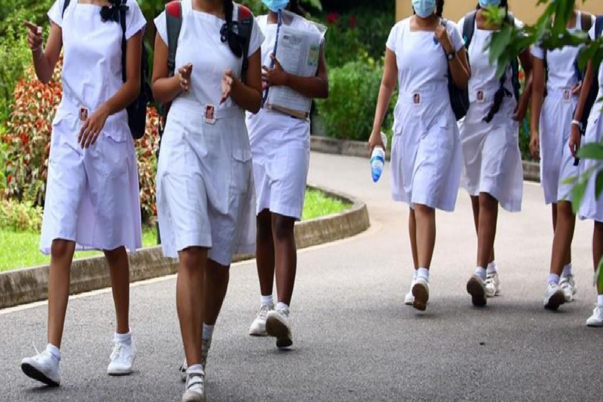 பரிசோதனையின் போது வெடித்த சோதனை குழாய் ; ஆசிரியை, இரு மாணவிகள் வைத்தியசாலையில் அனுமதி | Test Tube Exploded During The Experiment