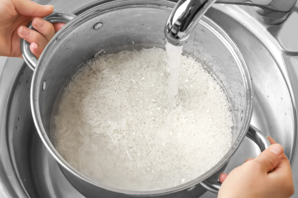 தமிழர்களே இனி இந்த பிழையை மட்டும் செய்யாதீர்கள்.... தூக்கி வீசும் அரிசி கழுவிய நீரின் அதிசய பலன்கள் | Rice Water To Brighte