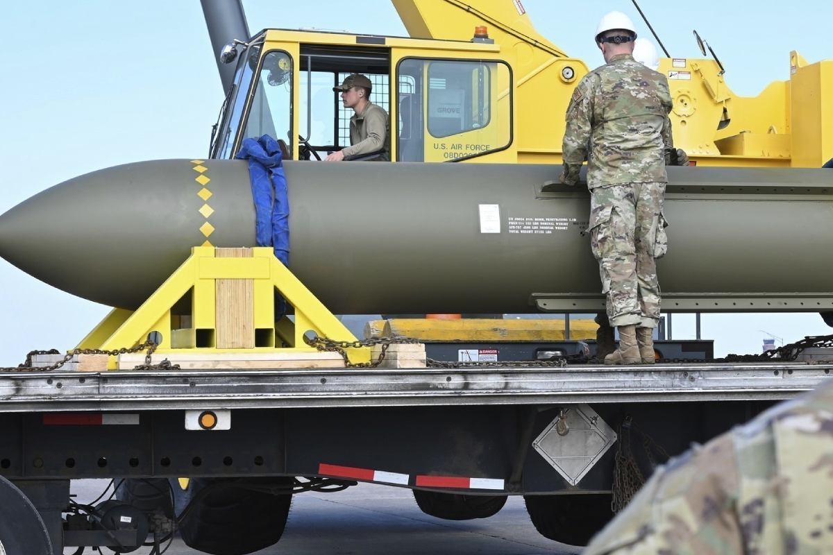 ஹோர்முஸுக்கு அருகில் மாபெரும் குண்டுகளால் தாக்குதல்.. பதற்றத்தை அதிகரிக்கும் அமெரிக்காவின் நகர்வுகள் | Near Hormuz Strait Us Hits Iranian Missile Sites