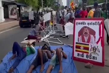 கூடாரங்களை அகற்றிய காவல்துறையினர் - நடுவீதியில் போராட்டத்துக்கு இறங்கிய மக்கள் - அலரிமாளிகை முன் பதற்றம்!!