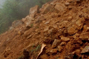 இலங்கையில் தொடரும் சீரற்ற காலநிலை - மண்சரிவில் சிக்கி 4 பேர் மாயம் - மாணவி சடலமாக மீட்பு