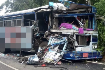 මගී ප්‍රවාහන බස් රථ දෙකක් එකිනෙක ගැටීමෙන් සිදු වූ බිහිසුණු අනතුර (PHOTOS)