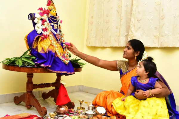 இன்று வரலட்சுமி விரதம் ; வாழ்வில் வளம் பெற மகாலட்சுமியை வழிபடுங்கள் | Varalakshmi Vratam Worship Lakshmi Prosperity Life