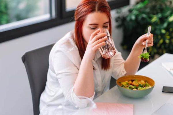 சாப்பிடும் போது தண்ணீர் குடிக்கும் பழக்கம் உள்ளவரா நீங்கள்? இனி அந்த தவறை செய்யாதீங்க | Food Eat Avoid Drink Water Danger Health