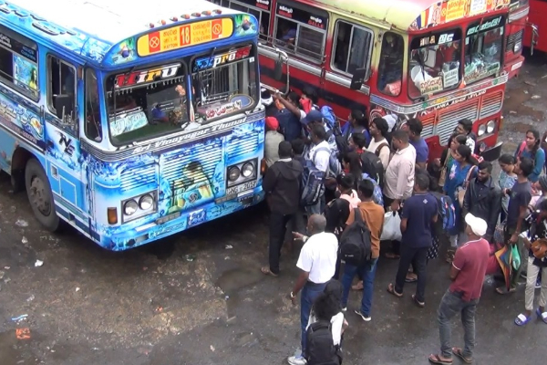 கொழும்பு செல்ல ஹட்டனில் நீண்ட வரிசையில் நிற்கும் பயணிகள் | Passengers Queuing Up At Hutton To Go To Colombo