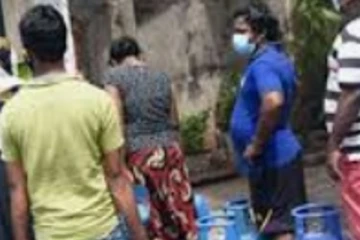 මෙතෙක් කල් නොතිබුණු ජන දුක දැන් මන්ත්රීවරුන්ටත් දැනිලා..? ගෑස් ගන්න පෝලිමේ ගිය මන්ත්රී..