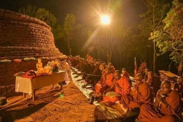 குருந்தூர்மலையில் திடீரென இரவோடு இரவாக பிரித்ஓதி வழிபாடுகளில் ஈடுபட்டுள்ள அமைச்சர்கள் (PHOTOS)